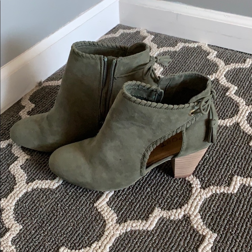 Size 8 booties. Brand : Report.